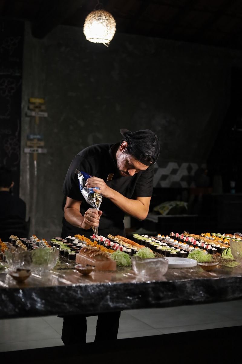 Chef em produção na estação de sushi