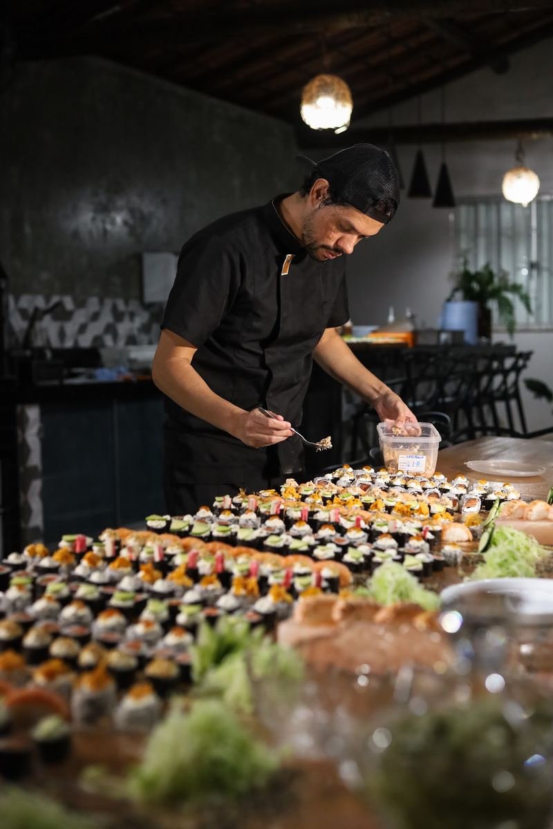 Chef finalizando a mesa posta do evento