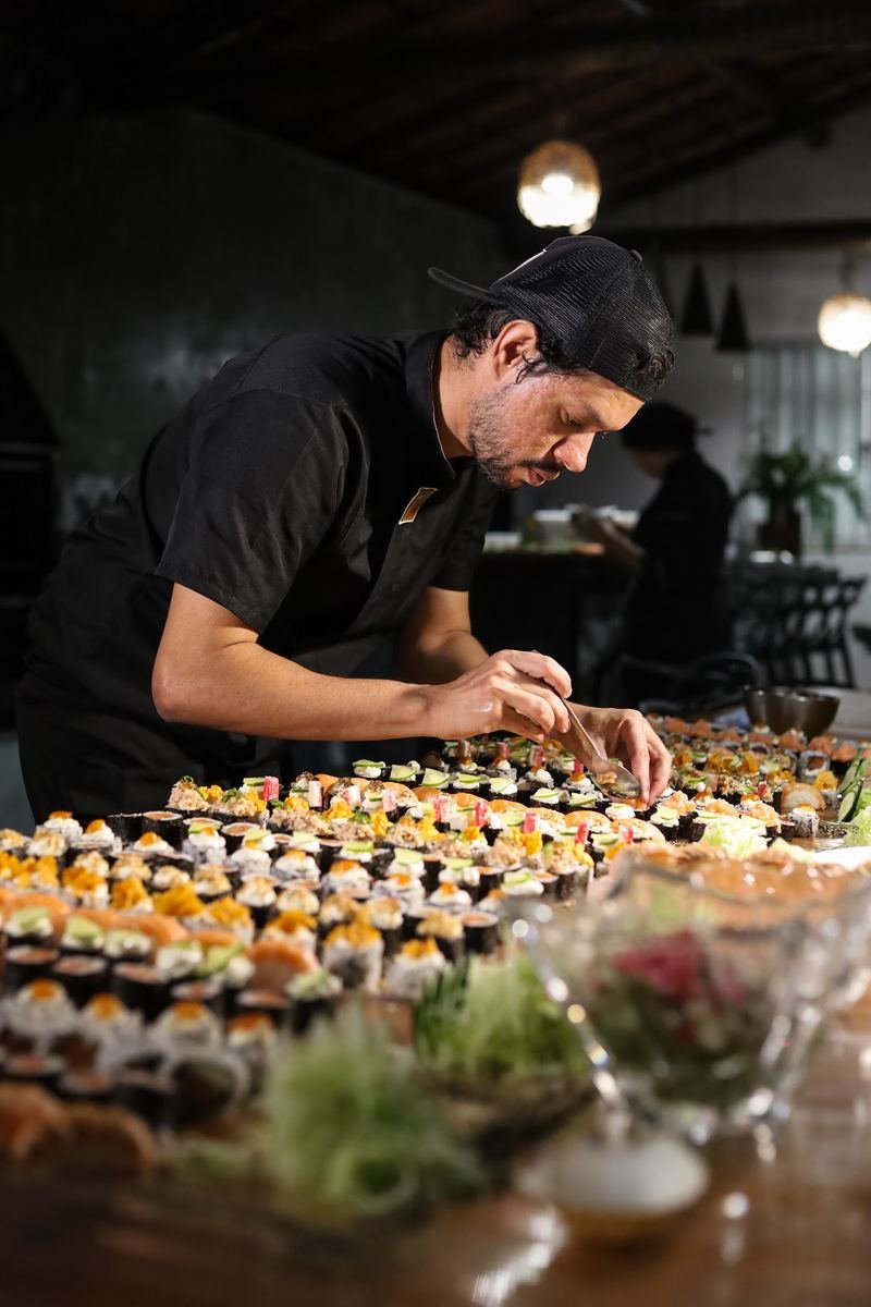 Sushiman montando as peças no evento